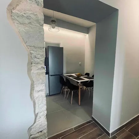 Lemon Tree House Apartment *